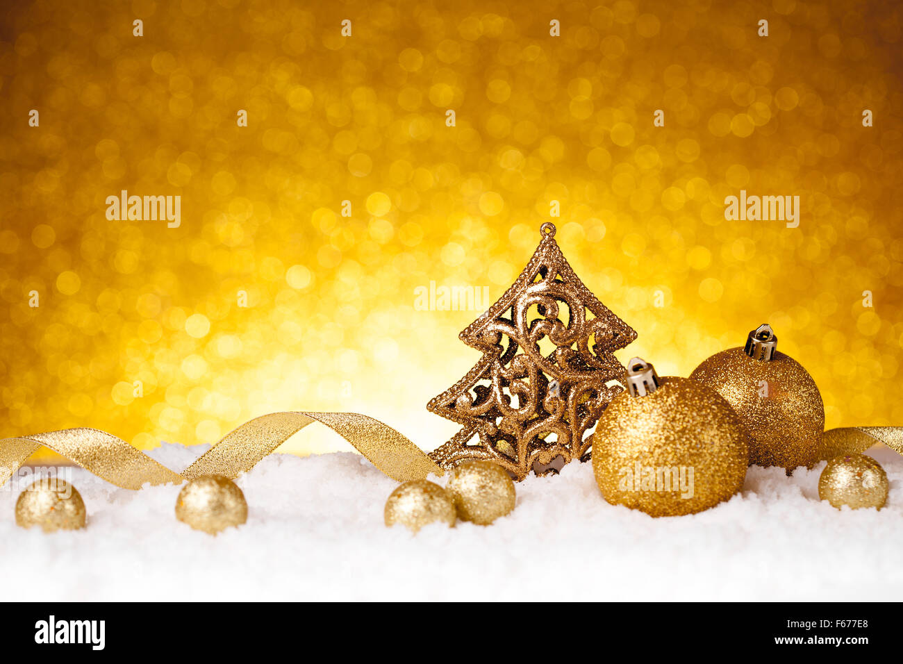 Goldene Tanne Baum Weihnachtsdekoration mit Goldschmuck Stockfoto