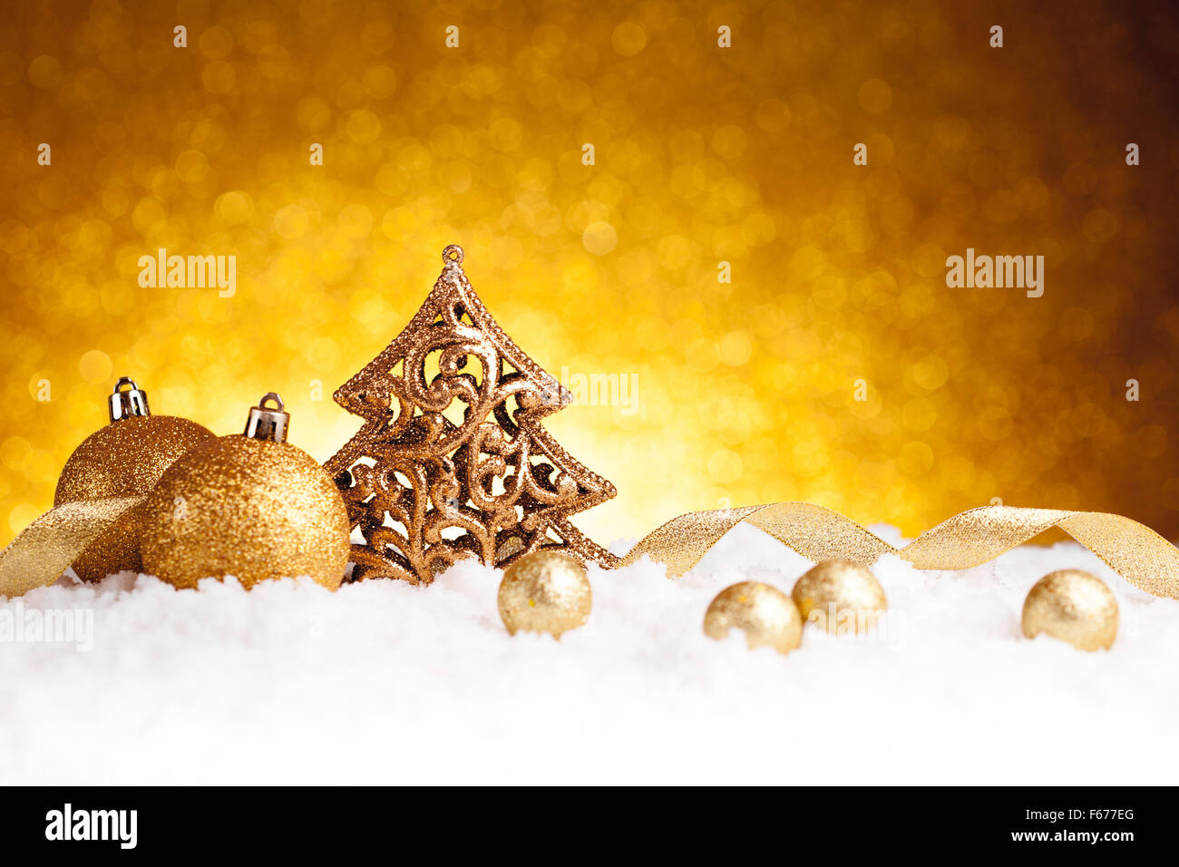 Goldene Tanne Baum Weihnachtsdekoration mit Goldschmuck Stockfoto