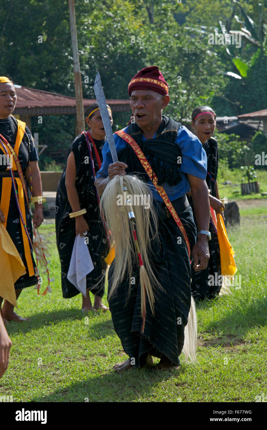 Indonesische Stamm bei Zeremonie dabei einen traditionellen Tanz Flores Stockfoto