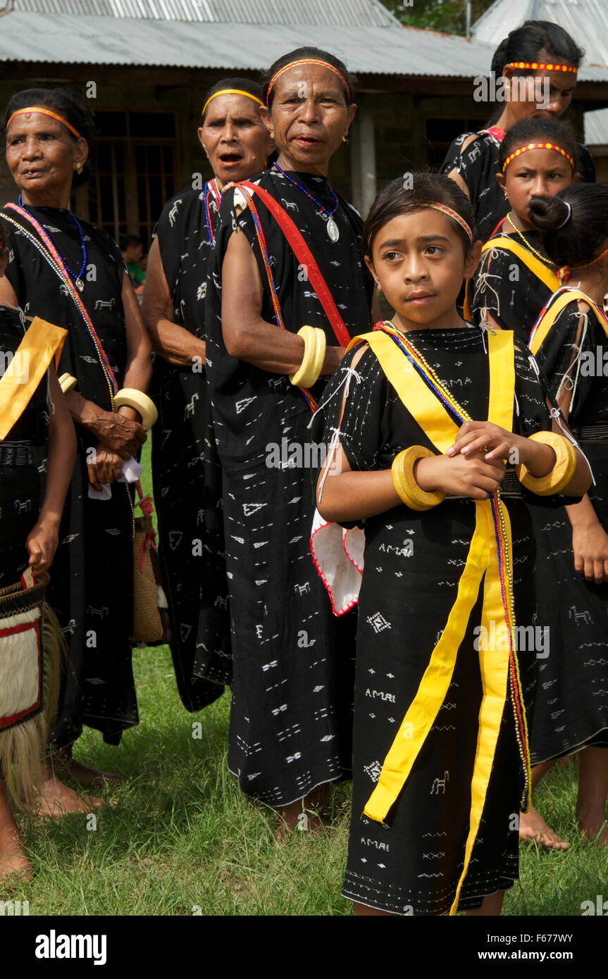 Indonesische Stamm bei Zeremonie dabei einen traditionellen Tanz Flores Stockfoto