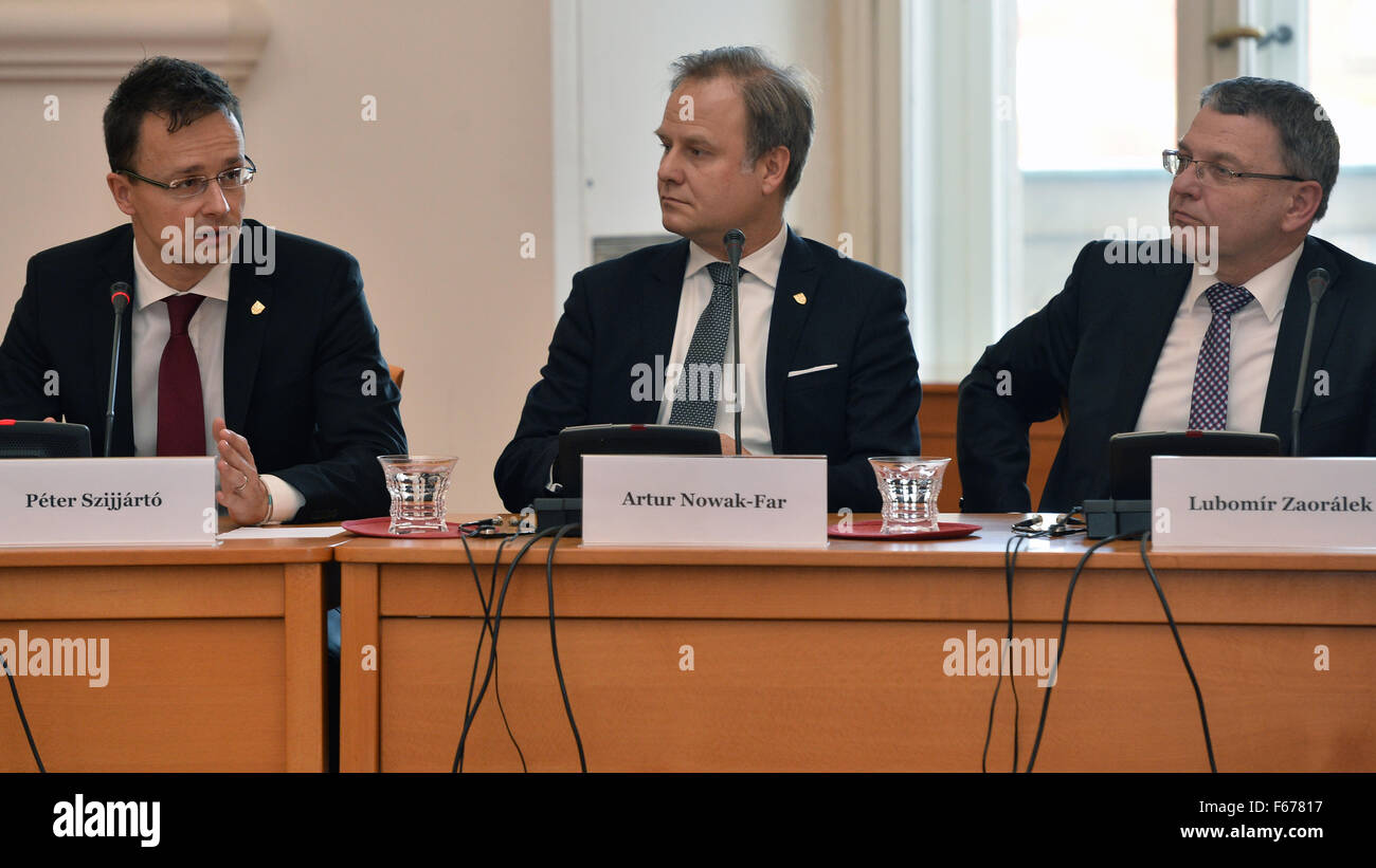 Von links nach rechts sprechen ungarische Außenminister Peter Szijjarto, stellvertretender Staatssekretär an die polnischen fremde Ministerium Artur Nowak-Far und der tschechische Außenminister Lubomir Zaoralek Medien im Rahmen der Tagung der Außenminister der Länder der Visegrád-Gruppe und dem westlichen Balkan, in Prag, Tschechische Republik, am Freitag, 13. November 2015. (CTK Foto/Katerina Sulova) Stockfoto