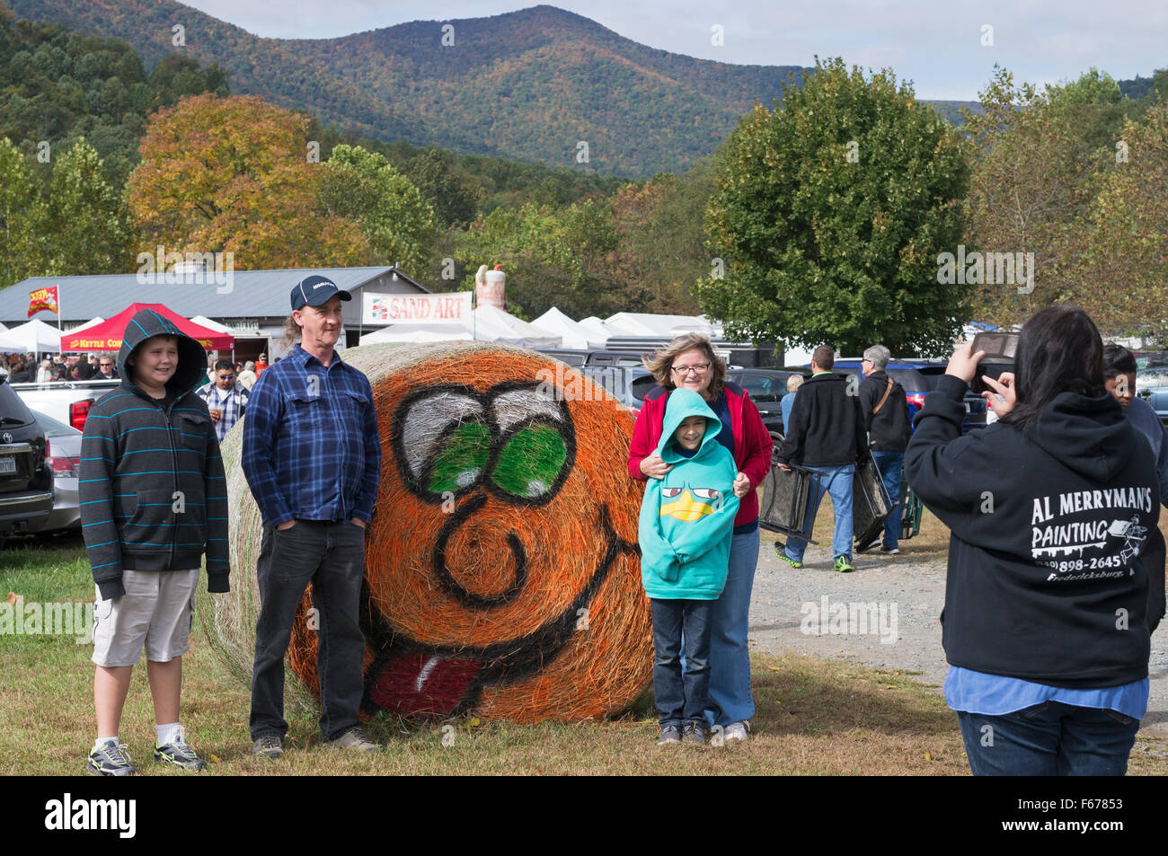 Familie nehmen Foto, Graves' Mountain Apple Erntefest, Virginia, USA Stockfoto