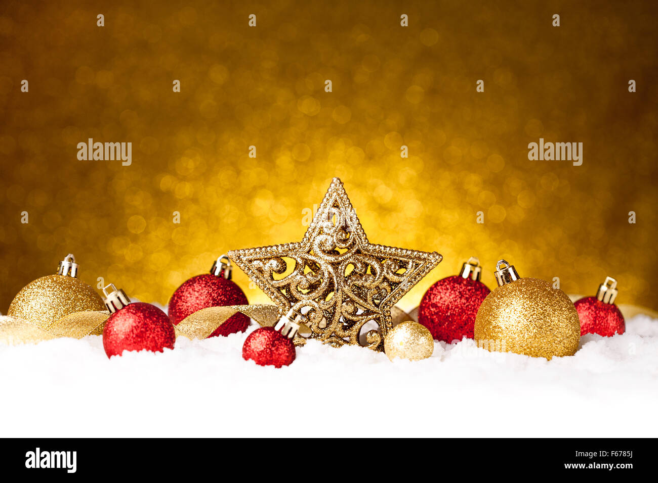 Goldene Tanne Sterne Weihnachtsdekoration mit gold und roten Ornamenten Stockfoto