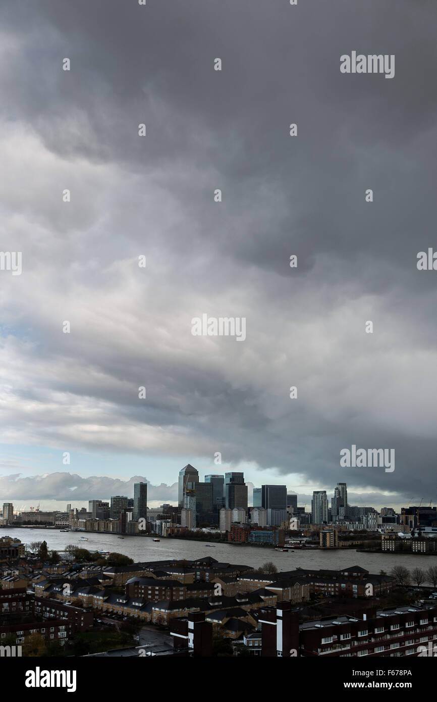 London, UK. 13. November 2015. UK Wetter: Stürmische Wolken bricht über Canary Wharf Business park, Gebäude und River Thames Credit: Guy Corbishley/Alamy Live News Stockfoto