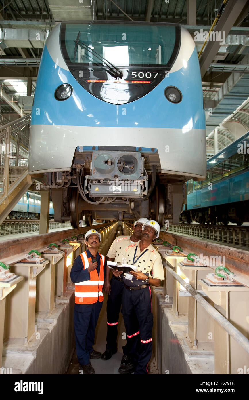 Ingenieure arbeiten unter u-Bahn in Dubai Metro Stockfoto