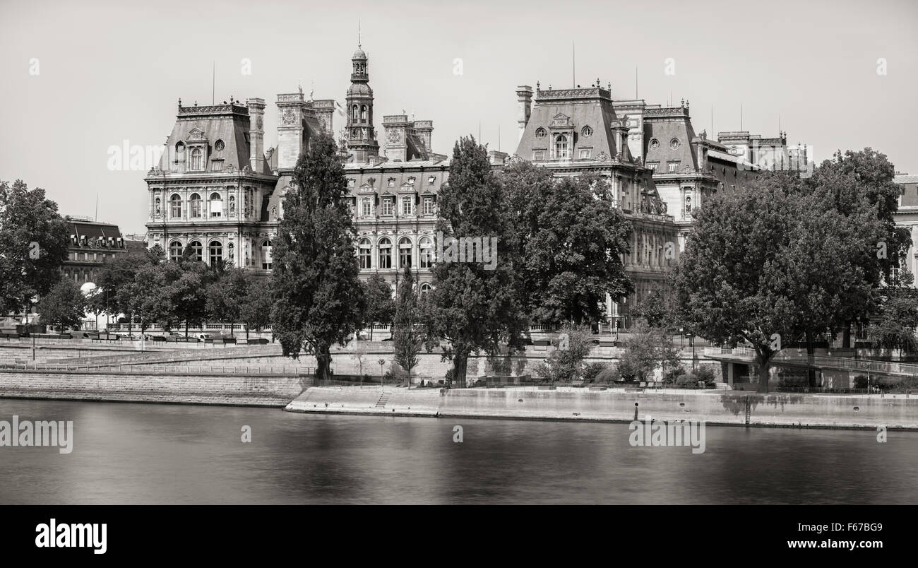 & Schwarz-weiß (Vintage-Look) Blick auf die Südfassade des Paris Rathaus aus dem Fluss, rechten Seineufer, 75004, Frankreich Stockfoto