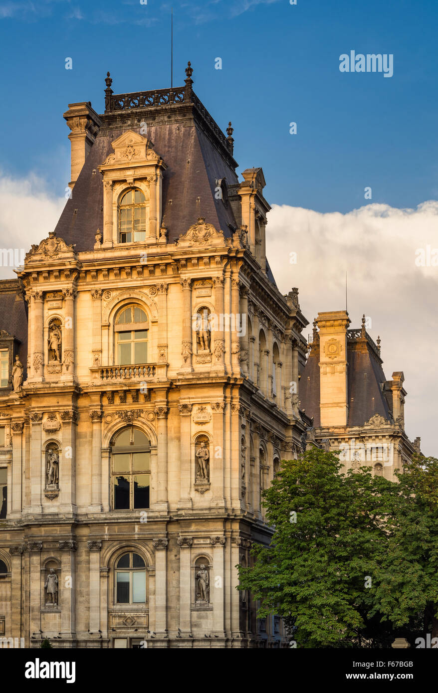 Detail der Renaissance Wiederbelebung Paris Rathaus Fassade vor Sonnenuntergang. Statuen erkennen historisch bedeutsame Parisern. Frankreich Stockfoto