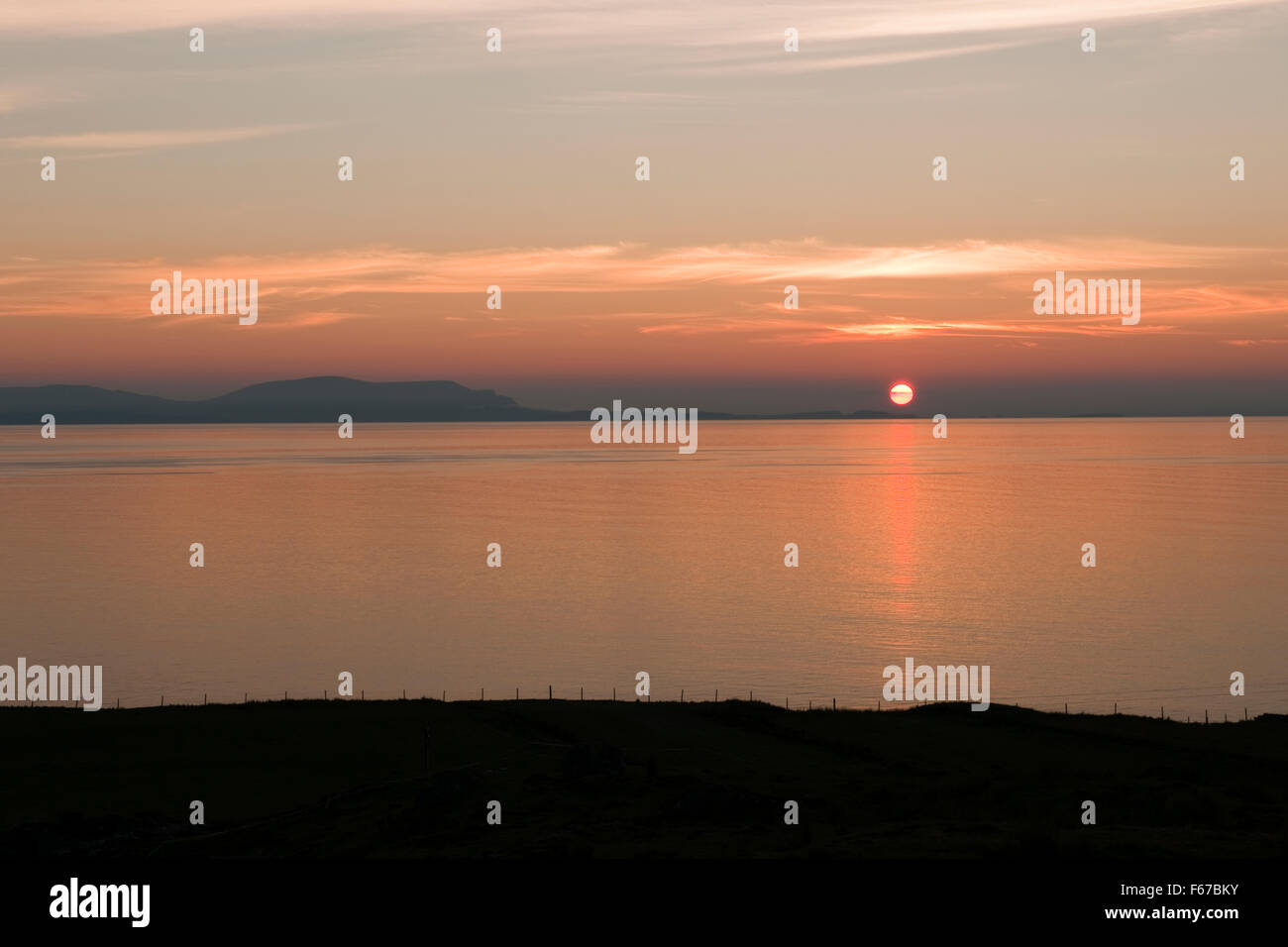 Sonnenuntergang über N Tip von der Isle Of Skye suchen WNW von Redpoint Sicht, Wester Ross: Quiraing auf Trotternish Ridge ist W (Mitte L). Stockfoto