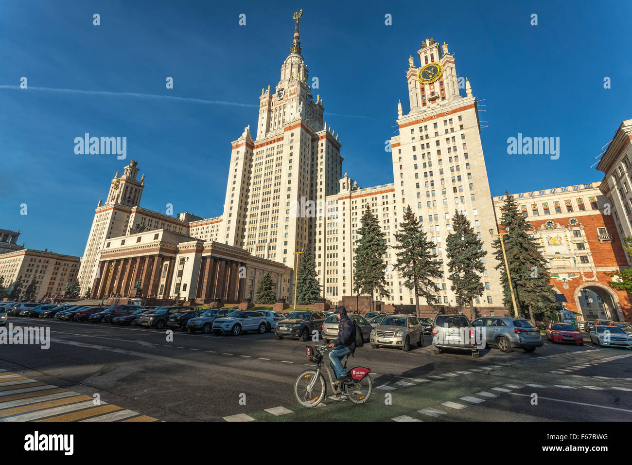 Moskau, Russland - 16. Oktober 2015: Das Gebiet der Moskauer Staatsuniversität auf Worobjowy Gory, MGU. Der Radfahrer vergeht univ Stockfoto
