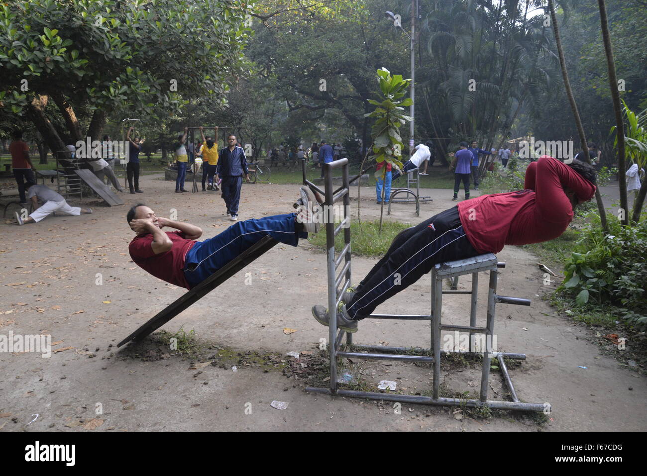 Dhaka, Bangladesch. 13. November 2015. Im Ramna Park in Dhaka, Bangladesch üben Bangladesch Völker am Morgen. Auf 13. November 2015 ist Welt-Diabetes-Tag am 14. November jedes Jahr von den bescheidenen Anfängen zu einem weltweit gefeiert, Bewusstsein für Diabetes schärfen geworden gewachsen. Das Thema ist gesund leben und haben ein gesundes Frühstück. Bildnachweis: Mamunur Rashid/Alamy Live-Nachrichten Stockfoto