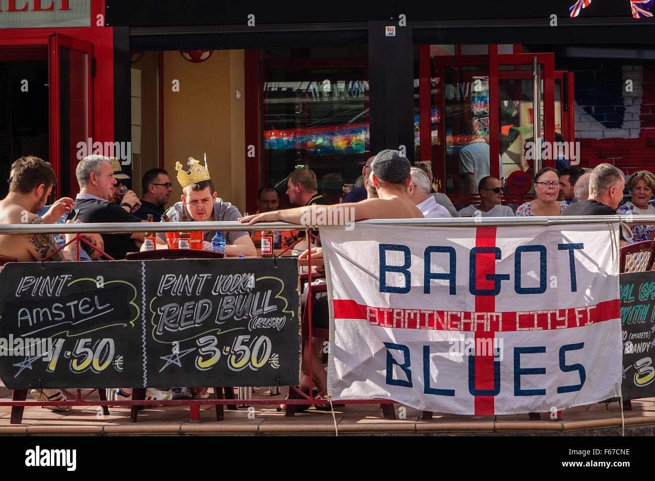 Benidorm, Spanien. 13. November 2015. England-Fans beginnen die Bars im Zentrum von Benidorm, nördlich von Alicante zu füllen. Spanien gegen England Freundschaftsspiel heute Abend, kick-off soll Freitag in Alicante. Bildnachweis: Mick Flynn/Alamy Live-Nachrichten Stockfoto