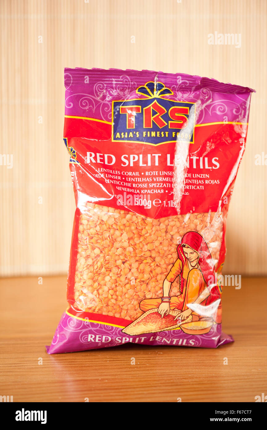 Rote Linsen Produkt in Kunststoff teilweise transparent Packung 500g in Indien Masoor Ki Daal, Essen vom feinsten TRS Asias genannt aufgeteilt Stockfoto