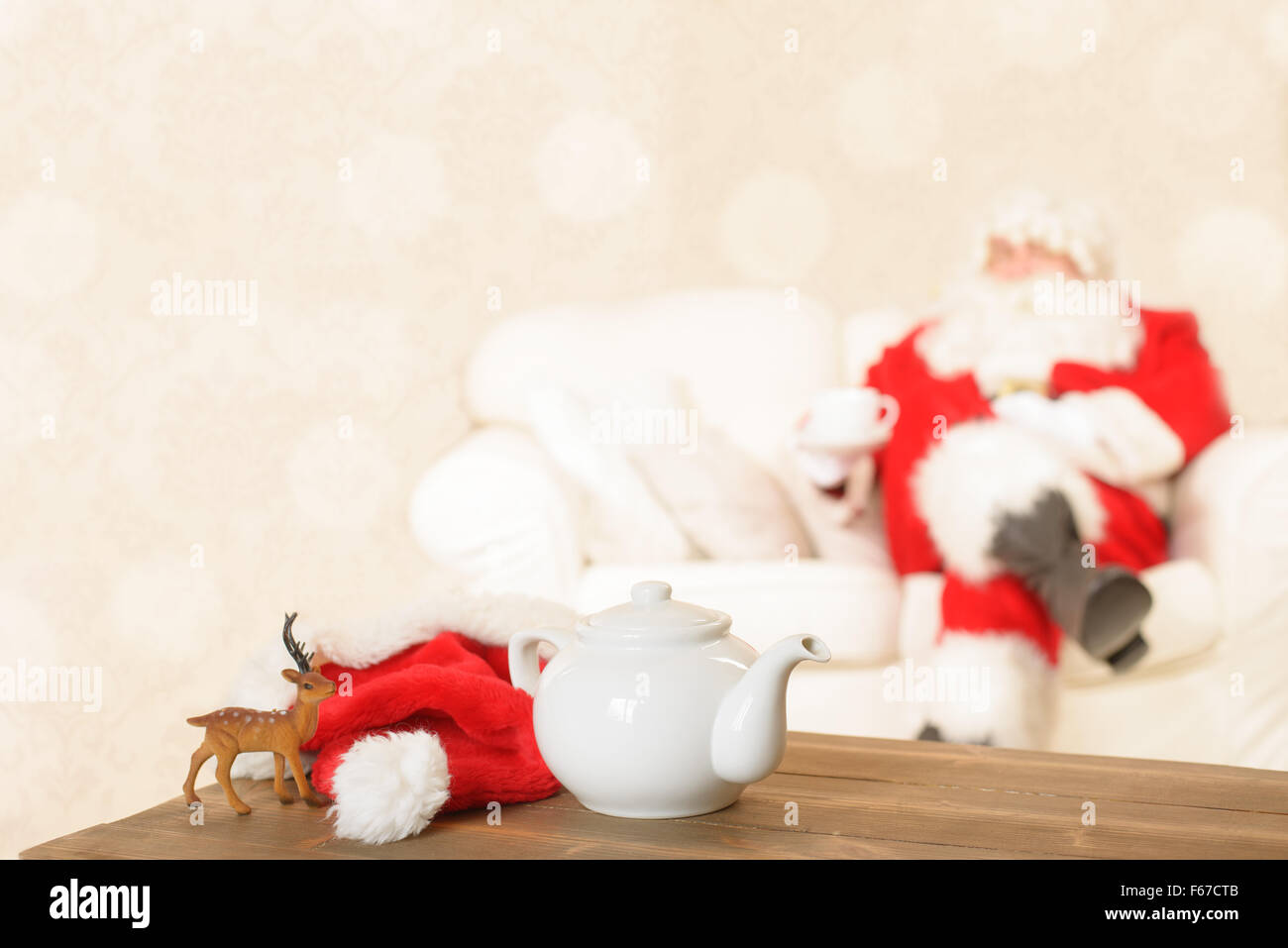 Santa mit einer Tasse Tee nach liefert Geschenke Stockfoto