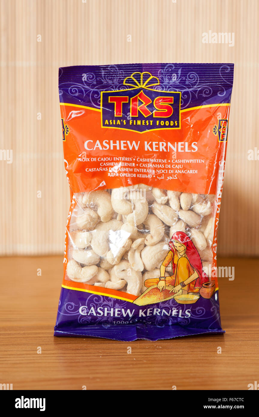 Cashew-Kerne Nahrungsmittel 100g in Kunststoff teilweise transparent Pack, Essen vom feinsten Speisen TRS Asias, ein Objekt in vertikalen... Stockfoto
