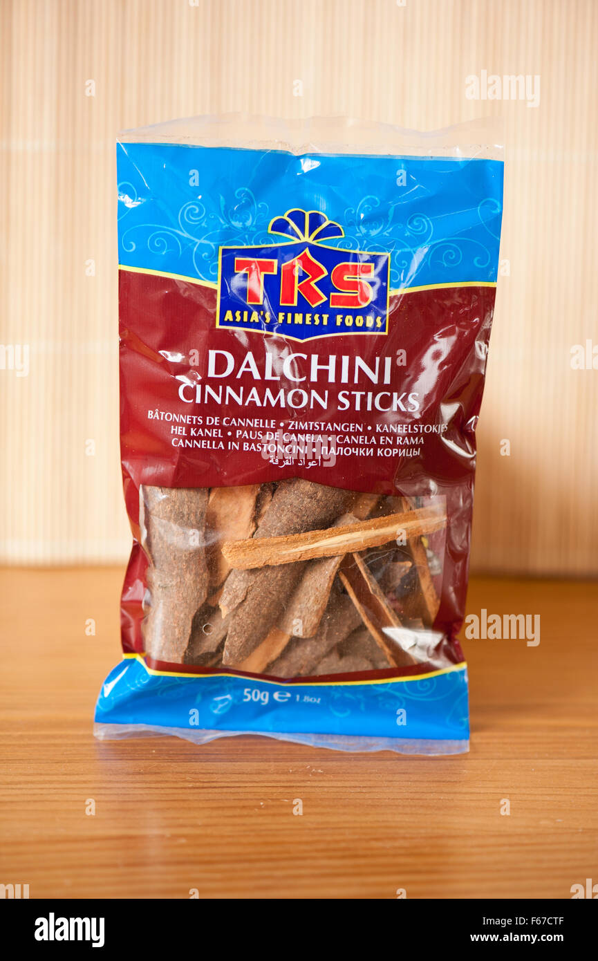 Dalchini Zimt Rinde klebt Gewürz, Nahrungsmittel 50g in Kunststoff teilweise transparent Pack, würzigen Geschmack und Aroma Essen von TRS Stockfoto