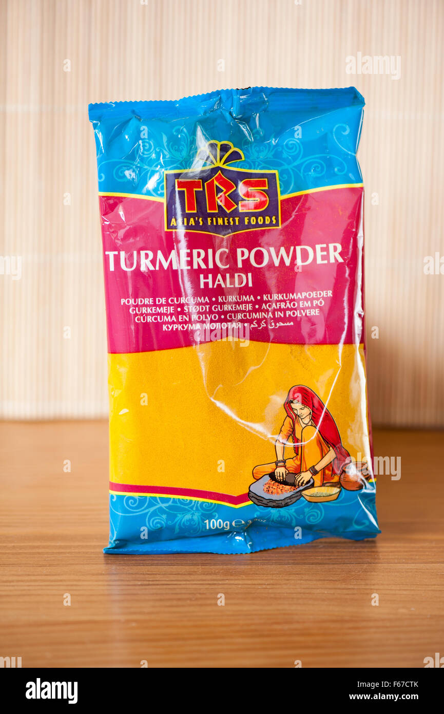Kurkuma hellgelbes Pulver Gewürz, Nahrungsmittel 100g in Kunststoff teilweise transparent Pack, würzigen Geschmack und Aroma Essen von TRS Asias Stockfoto