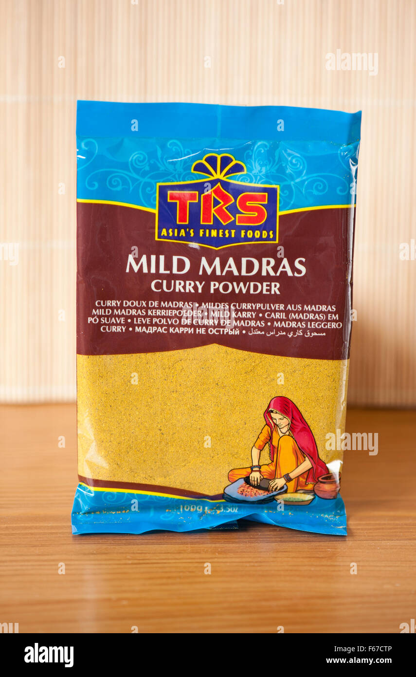 Mild Madras Curry Pulver Gewürz, gelbe Nahrungsmittel 100g in Kunststoff teilweise transparent Packung, würzigen Geschmack und Aroma Essen... Stockfoto
