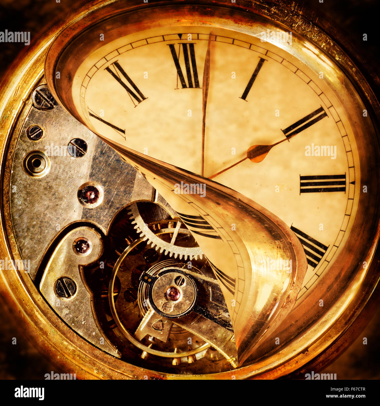Gesicht von einer antiken Taschenuhr wird zurück, um die Zahnräder unter offenbaren geschält Stockfoto