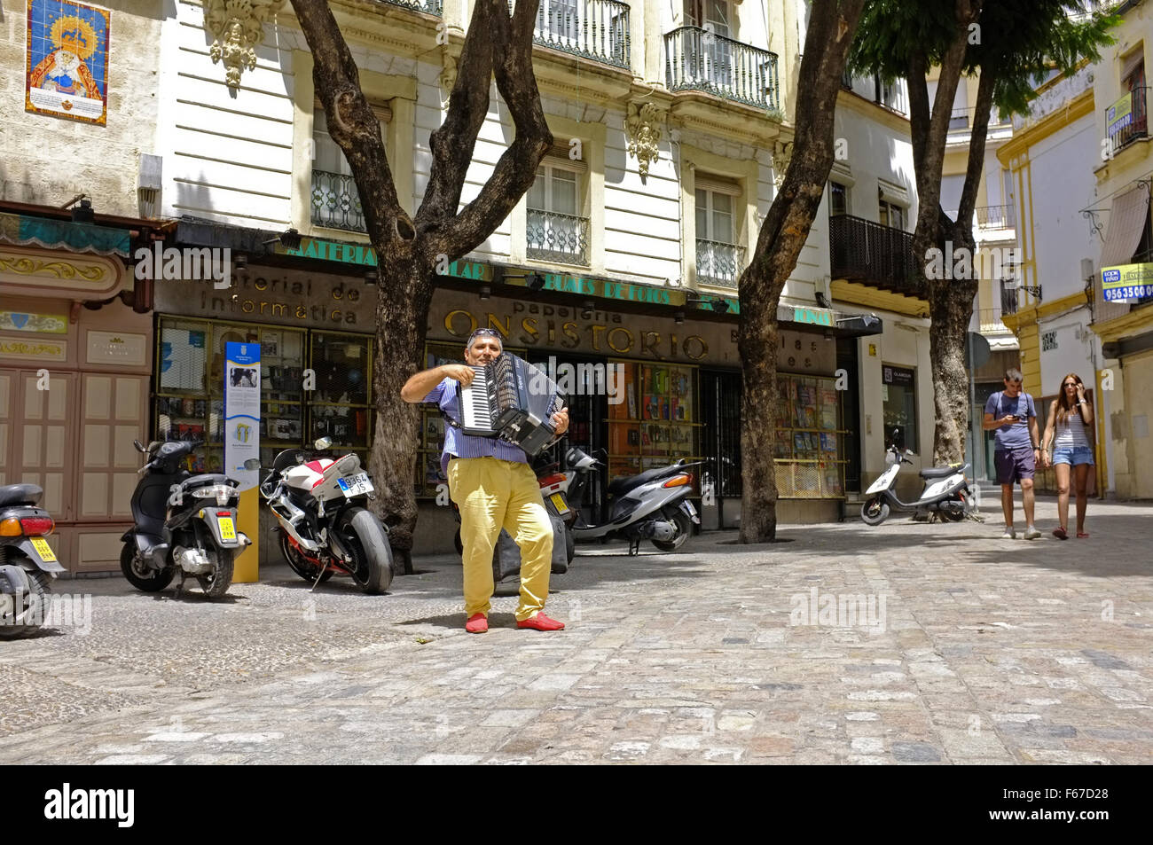Ein Straßenmusikant in Cadiz Stockfoto