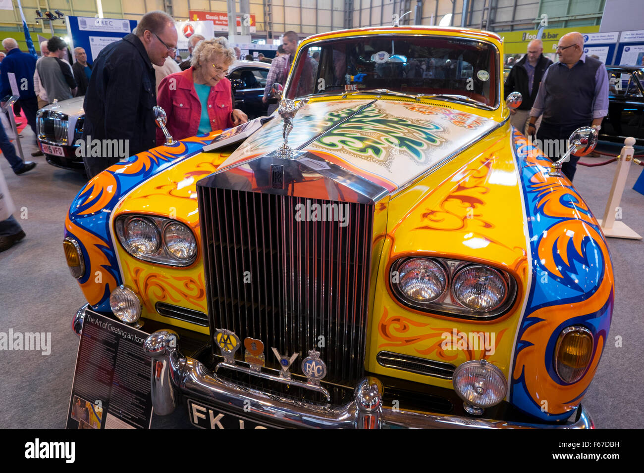 Psychedelische Rolls-Royce Phantom V, die John Lennon, auf dem Display an der Classic Motor Show, NEC, Birmingham UK gehörte Stockfoto