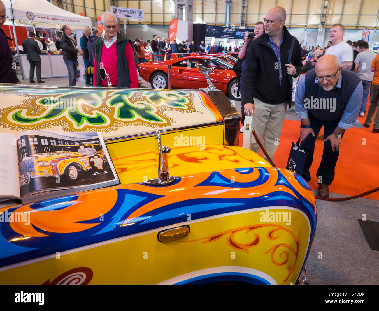Psychedelische Rolls-Royce Phantom V, die John Lennon, auf dem Display an der Classic Motor Show, NEC, Birmingham UK gehörte Stockfoto