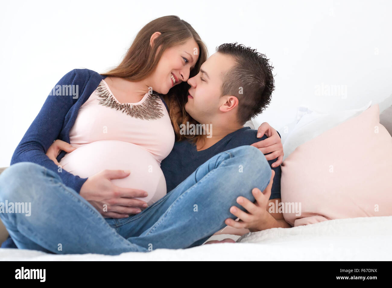 Junge schwangere paar wartet auf ihr kleines Mädchen Stockfoto