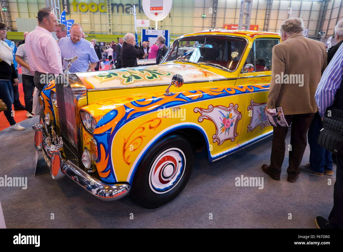 Psychedelische Rolls-Royce Phantom V, die John Lennon, auf dem Display an der Classic Motor Show, NEC, Birmingham UK gehörte Stockfoto