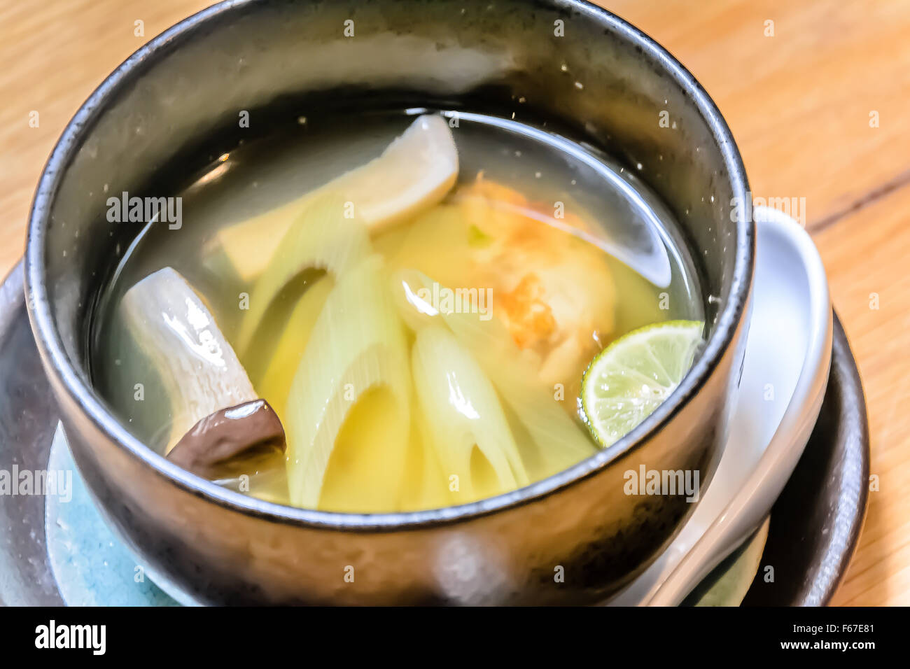 Yakifugu, Namanori Suppe Shitate gegrillt Kugelfische und frischer Seetang-Suppe mit gegrillten Champignons, Lauch und Reis Kuchen Stockfoto