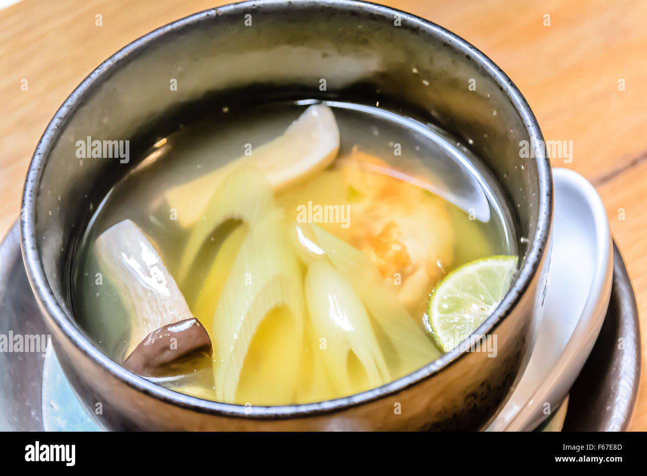 Yakifugu, Namanori Suppe Shitate gegrillt Kugelfische und frischer Seetang-Suppe mit gegrillten Champignons, Lauch und Reis Kuchen Stockfoto