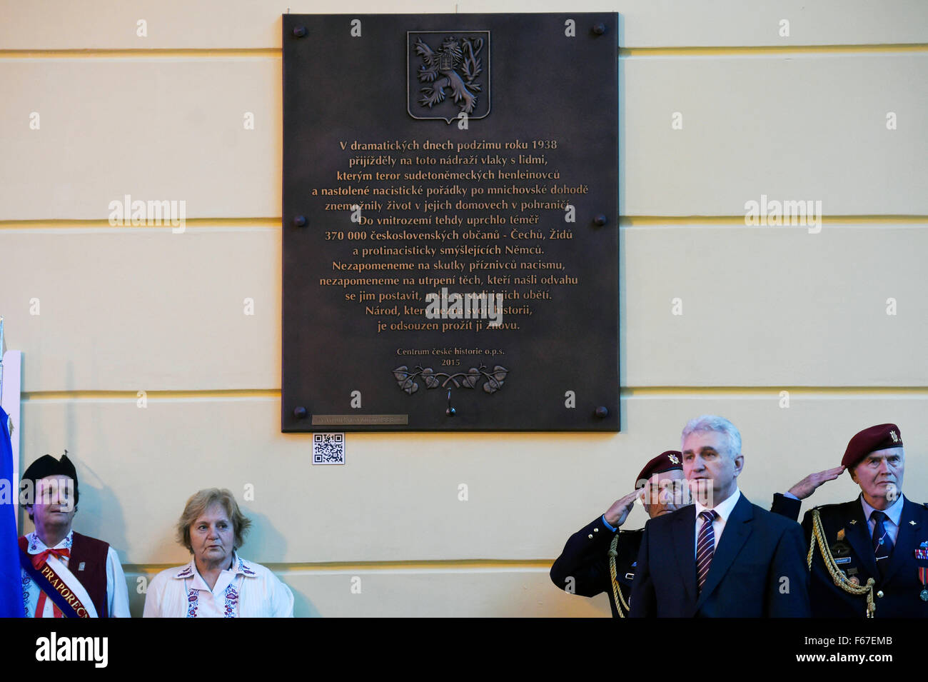 Eine Gedenktafel für die Tschechen, Juden und anti-Nazi-gesinnten Deutschen vertrieben aus den Bereichen der tschechoslowakischen Grenze, nach der Unterzeichnung des Münchner Abkommens 1938 enthüllt heute auf Donnerstag, 12. November 2015, am Prager Masaryk-Bahnhof wo ein Großteil der Vertriebenen im Herbst 1938 kamen. Basierend auf dem Münchner Abkommen, das die deutschen, italienischen, britischen und französischen Führer am 30. September 1938, unterzeichnet Tschechoslowakei Sudetenland oder seiner Grenzregionen mit einer vorherrschenden deutschen Bevölkerung, nach Hitlers Deutschland abtreten musste. Die Plakette wurde vorgestellt in Anwesenheit und unter der ae Stockfoto