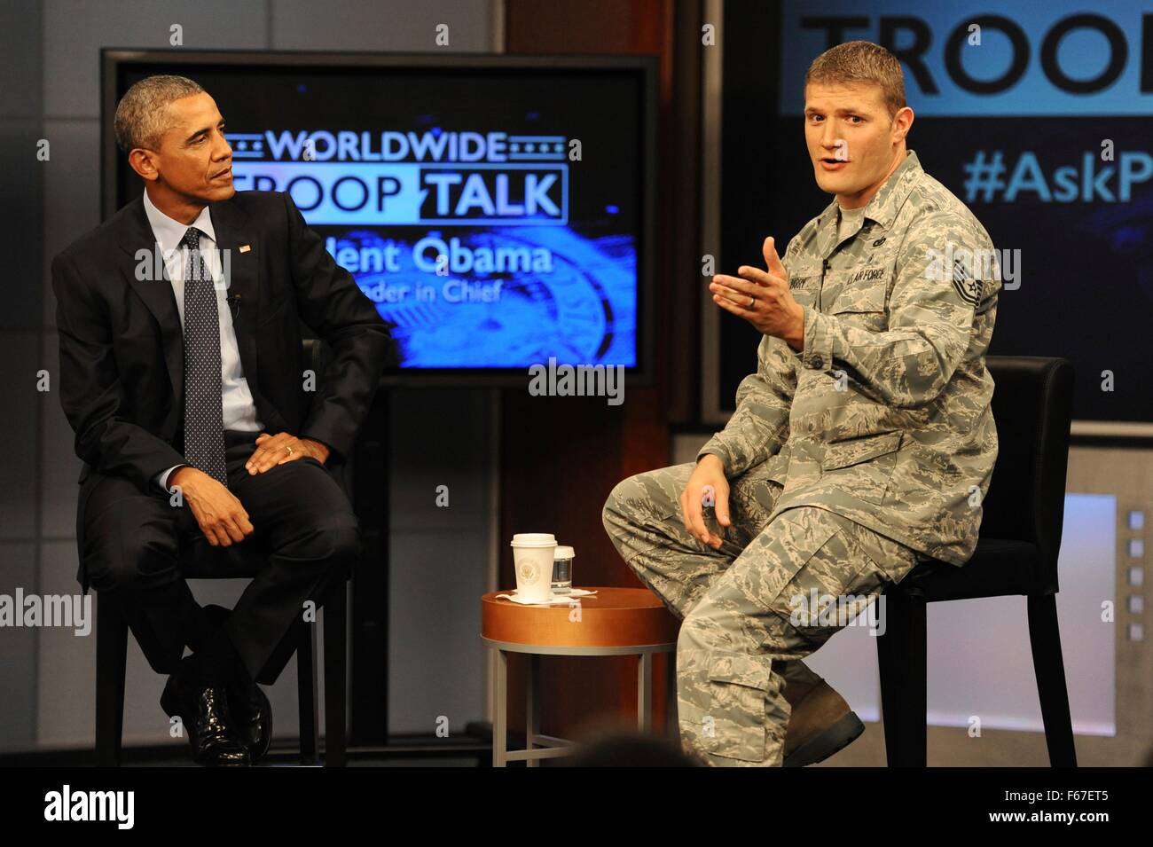 US-Präsident Barack Obama mit Verteidigung Medienaktivität Moderator, Sendung Air Force Technical Sergeant Nathan Parry während einer weltweiten Truppe sprechen am Jahrestag der Terroranschläge von 9/11 11. September 2015 in Fort Meade, Maryland. Stockfoto