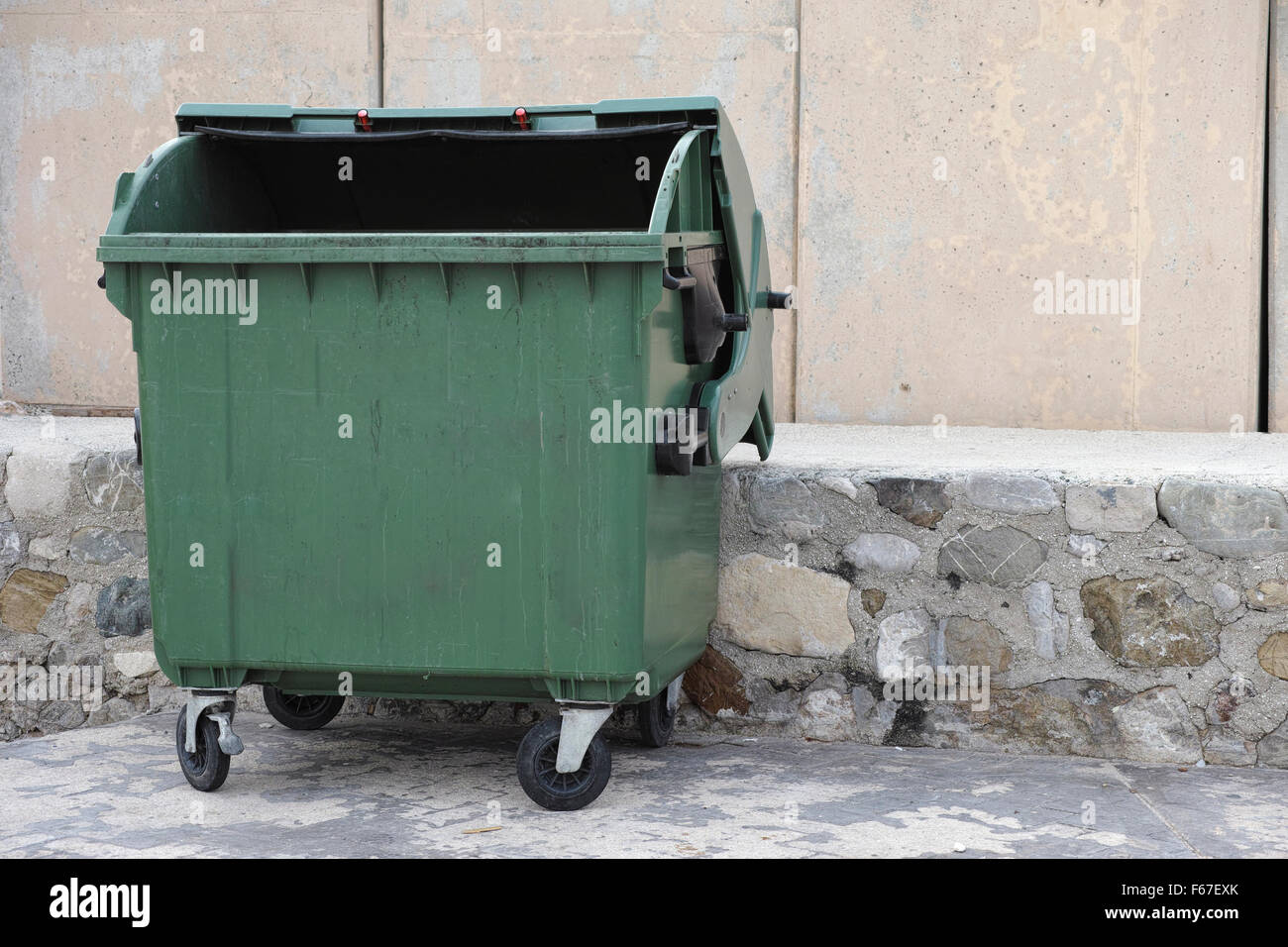 Papierkorb leeren grünen Müllcontainer. Hautnah. Stockfoto