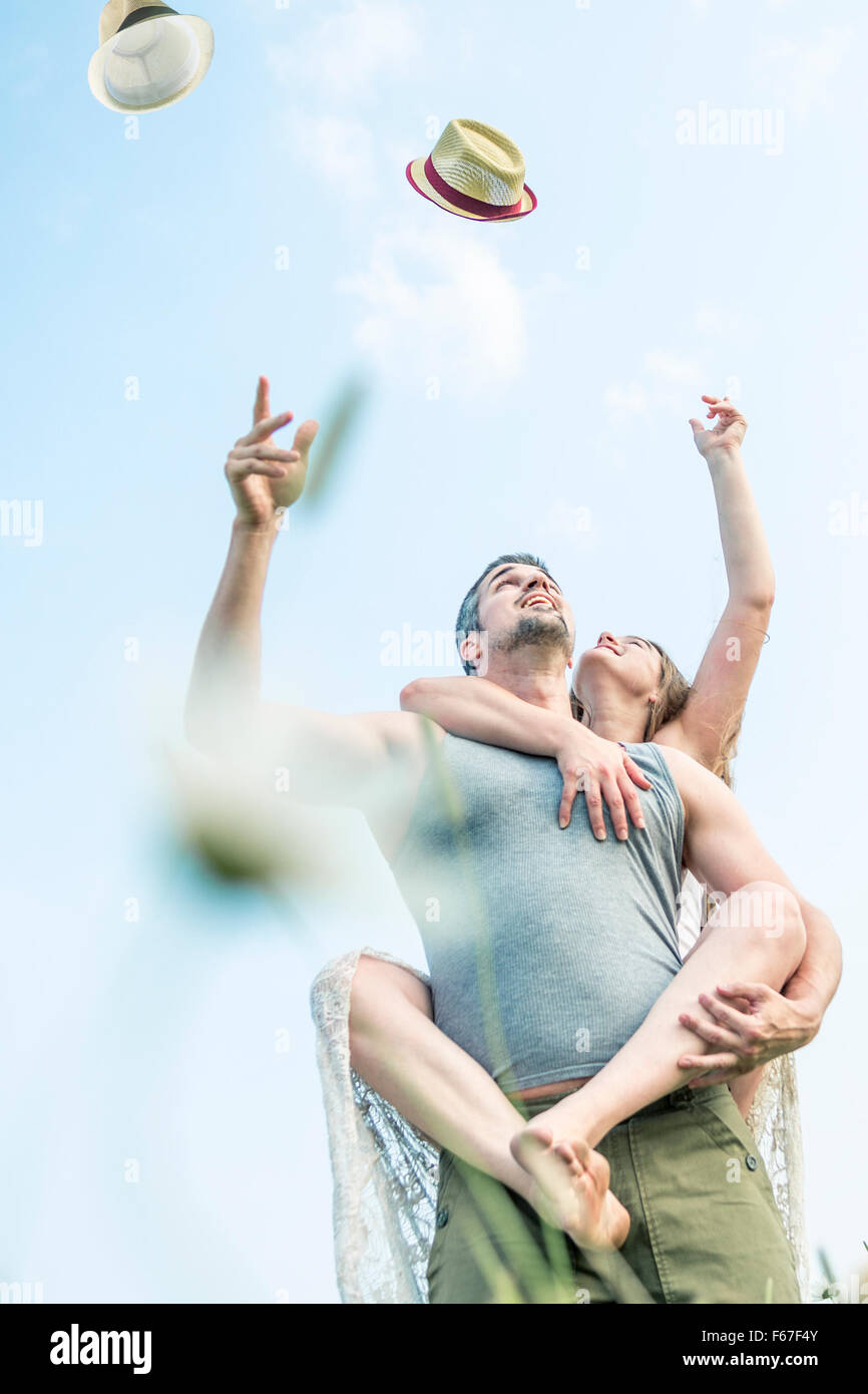 Junges Paar in Liebe im Freien bei Sonnenuntergang Stockfoto