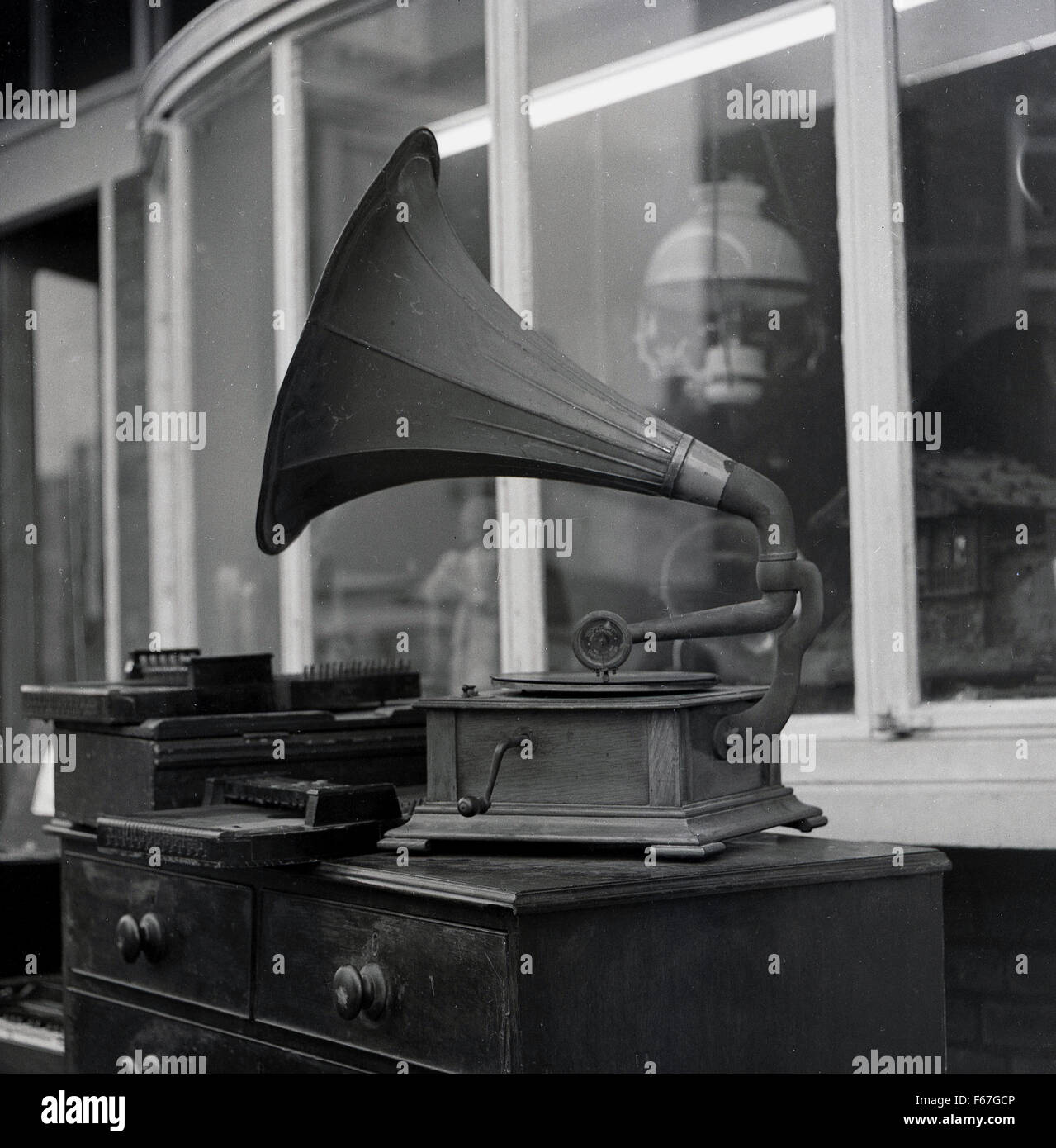 Historisches Bild von einem Ende des 19. Jahrhunderts musikalische Plattenspieler (Gramophone) in einem Antiquitätengeschäft in Portobello Road, London, England der 1950er Jahre. Stockfoto