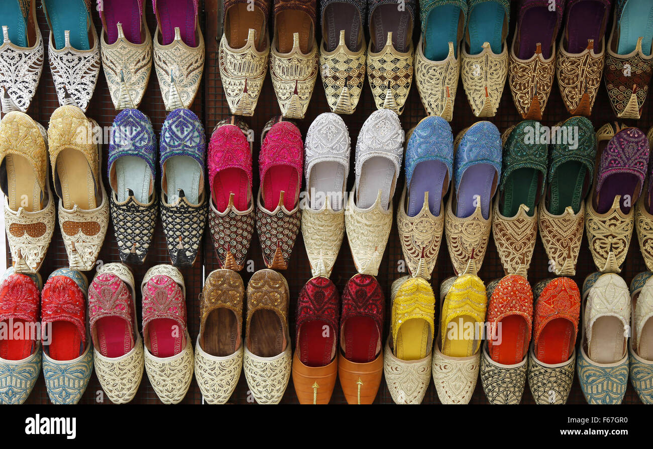 Dubai, Vereinigte Arabische Emirate (2013): orientalische Slipper shop Stockfoto