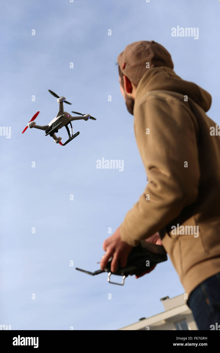 Generische Abbildung auf das Thema der Freizeit Drohnen (unmanned aerial vehicles), Januar 2015. Stockfoto