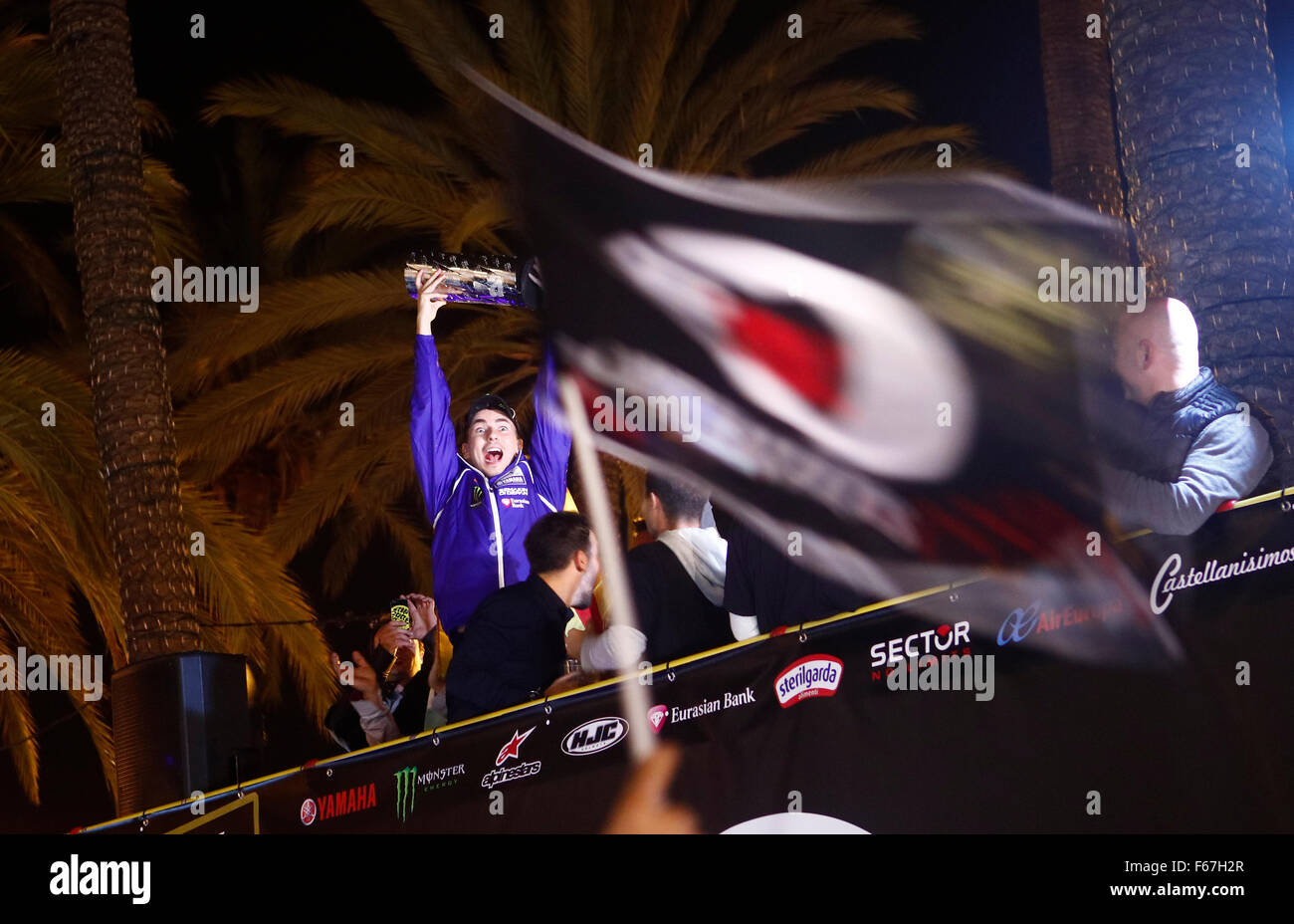 Palma De Mallorca, Spanien. 13. November 2015. Yamaha-Pilot Jorge Lorenzo feiert seine 2015 Welt Moto GP Meisterschaft in seinem Geburtsort Palma De Mallorca, in der spanischen Insel Mallorca Kredit: Zixia/Alamy Live News Stock Photo Stockfoto