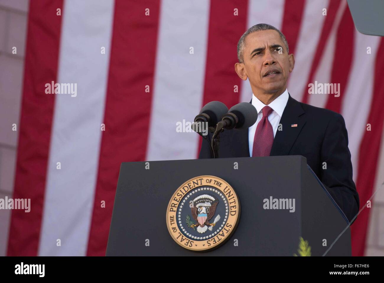 US-Präsident Barack Obama gibt die traditionelle Veterans Day-Adresse am Memorial Amphitheater Arlington National Cemetery 11. November 2015 in Arlington, Virginia. Stockfoto