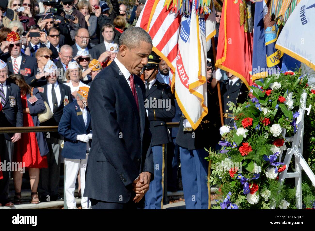 US-Präsident Barack Obama Bögen nach Vorlage einen Kranz am Grab des unbekannten auf dem Arlington National Cemetery 11. November 2015 in Arlington, Virginia. Stockfoto