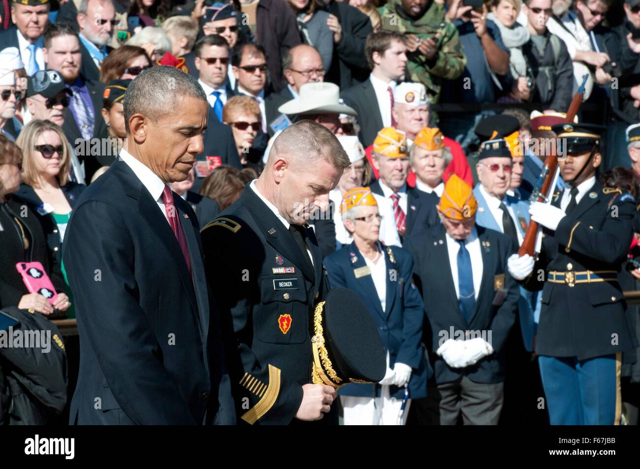 US-Präsident Barack Obama mit Major General Bradley Becker verneigt sich während einer Kranzniederlegung am Grab des unbekannten zu Ehren der Veteranen-Tag auf dem Arlington National Cemetery 11. November 2015 in Arlington, Virginia. Stockfoto