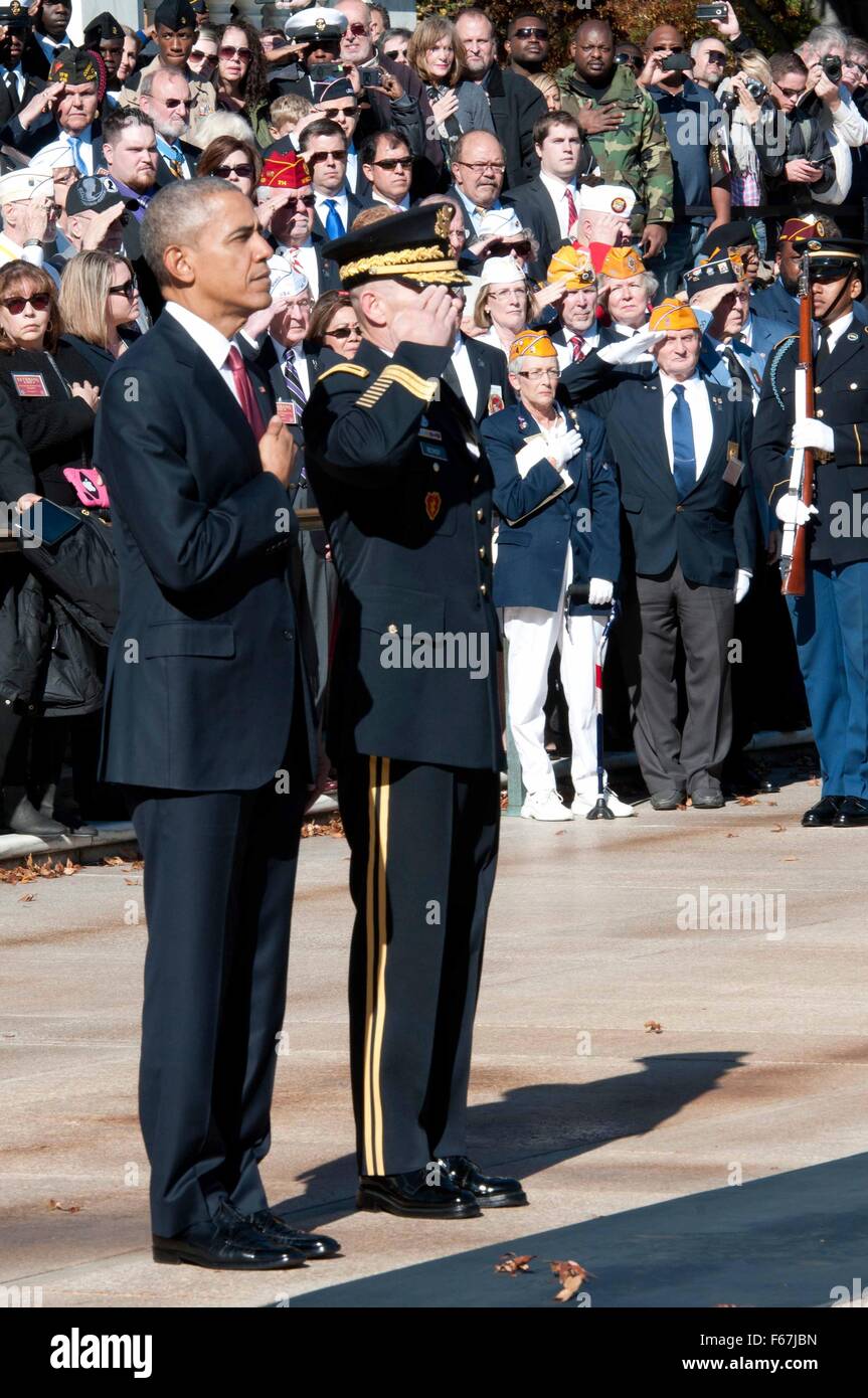 US-Präsident Barack Obama mit Major General Bradley Becker salutiert während einer Kranzniederlegung am Grab des unbekannten zu Ehren der Veteranen-Tag auf dem Arlington National Cemetery 11. November 2015 in Arlington, Virginia. Stockfoto