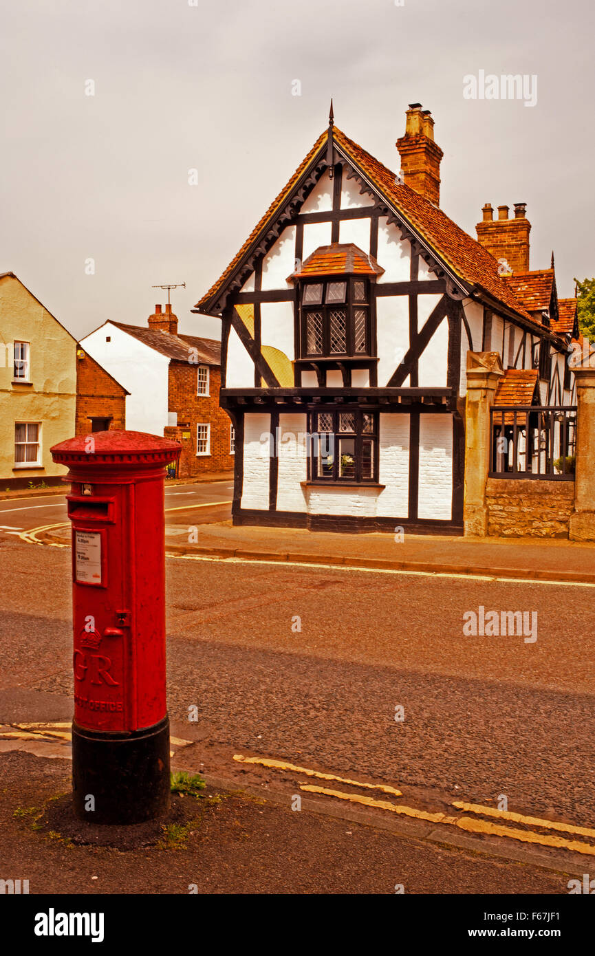 Briefkasten und Holz gerahmt Gebäude in Thame Stockfoto