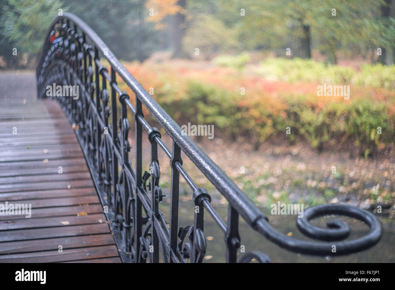 Alte Eisen-Geländer mit bunten Herbst Hintergrund Stockfoto