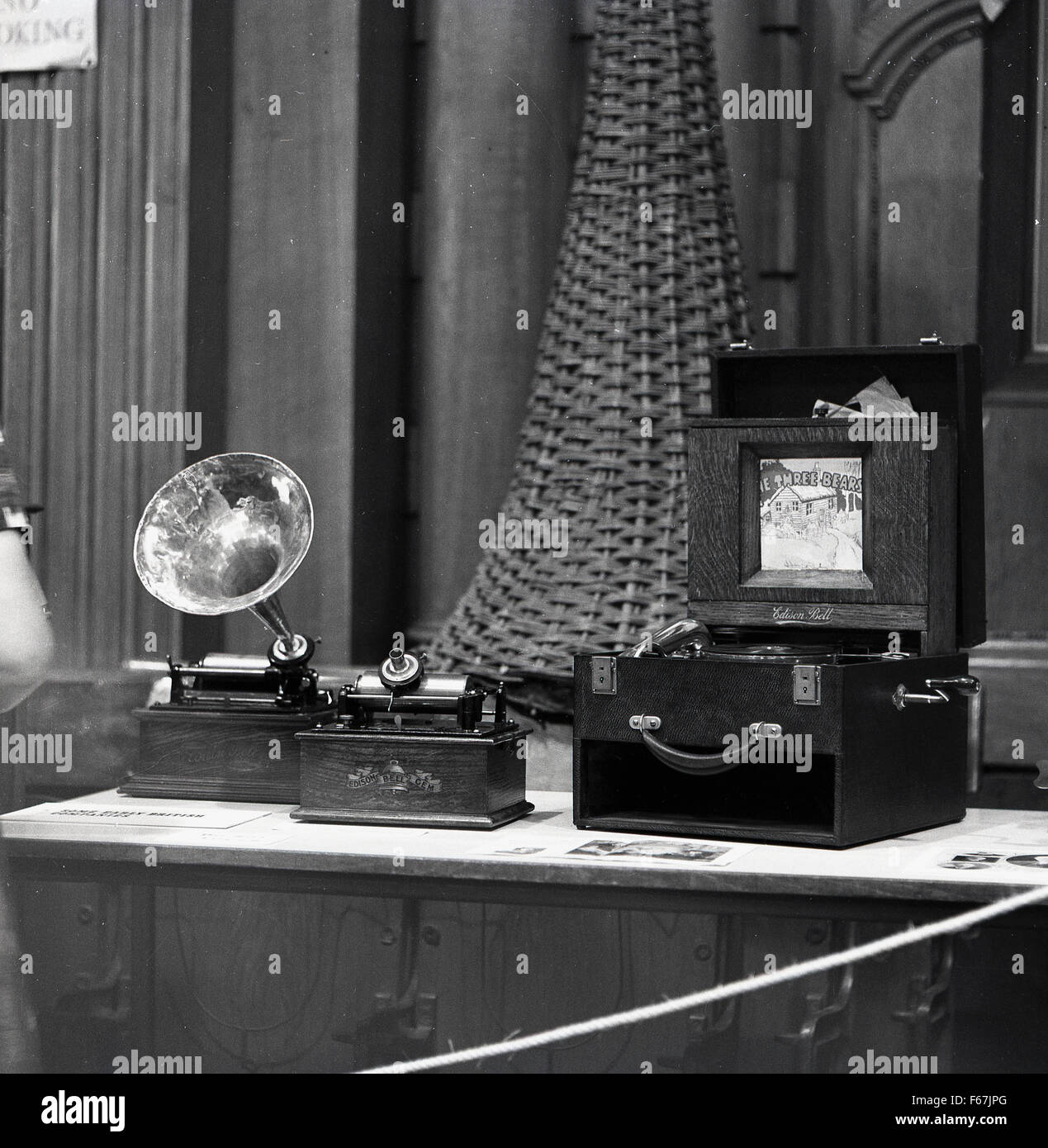 1950er-Jahren, historische Bild von einem Ende des 19. Jahrhunderts Phonograph oder Grammophon Musikinstrument, ein Edison "Picture" tragbar. Dies kombiniert einen Lautsprecher, einen Zylinder und eine Bild-Maschine. Stockfoto