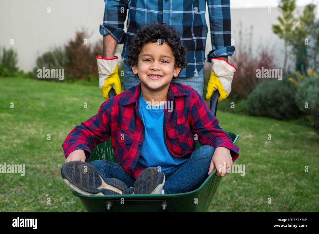 Lächelndes Kind in der barrow Stockfoto