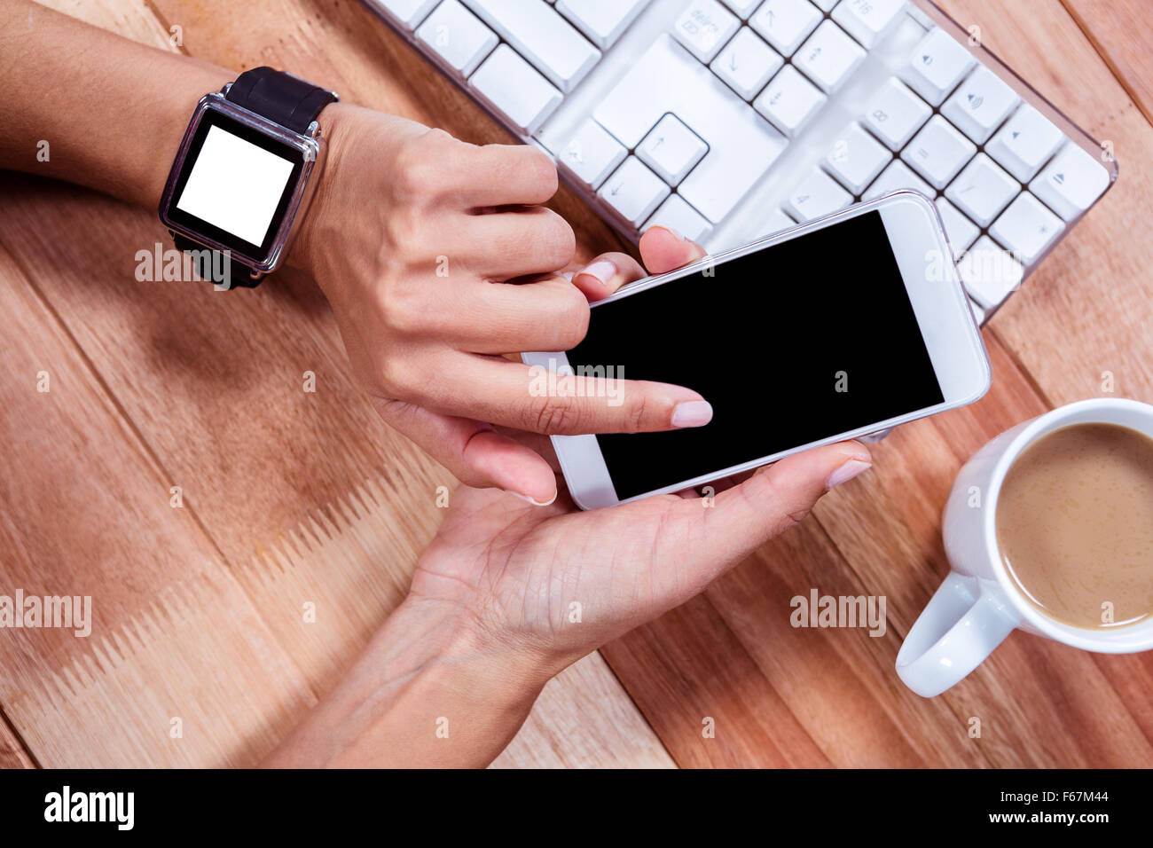 Weibliche Hände mit Smartwatch mit smartphone Stockfoto