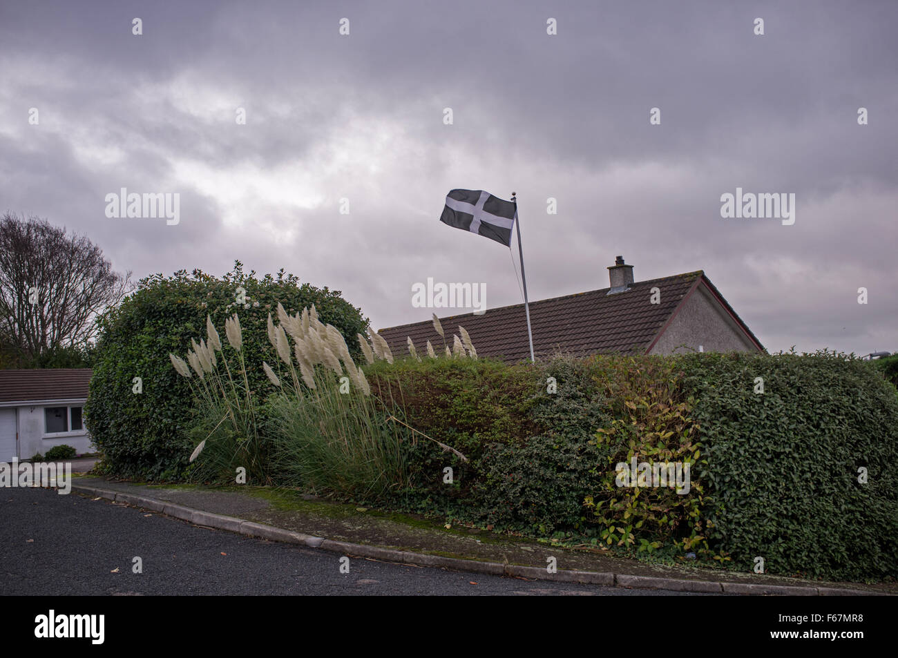 Eine Cornish Flagge fliegen in einem Garten Stockfoto