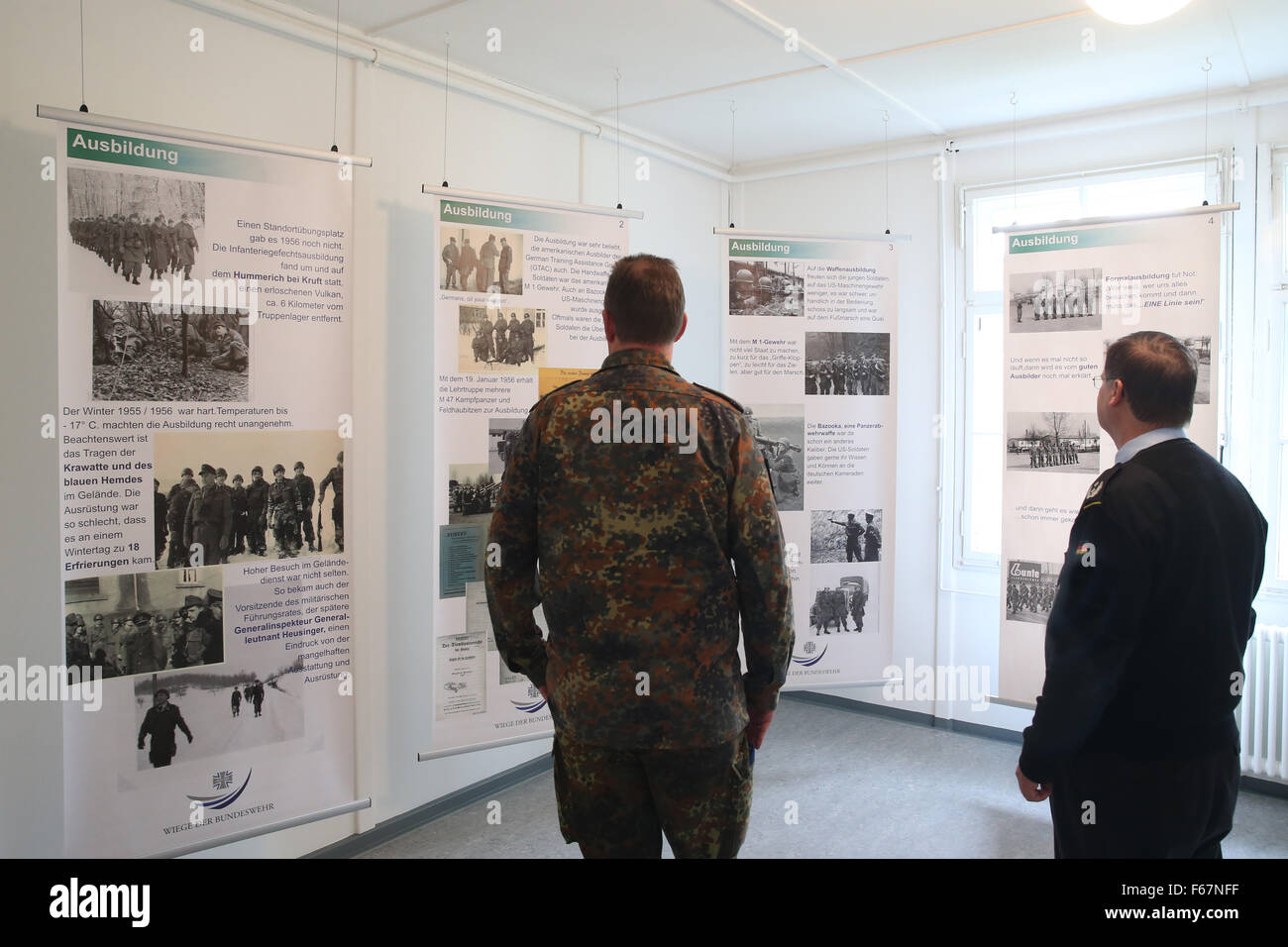 Ein Foto vom 28. Oktober 2015 zeigt eine Ausstellungsfläche neben den Holzbaracken am Krahnenberg-Kaserne in Andernach, Deutschland. Am 2. Oktober 1956 wurden hier die ersten Freiwilligen der neugegründeten Bundeswehr bezogen. Foto: THOMAS FREY/DPA Stockfoto