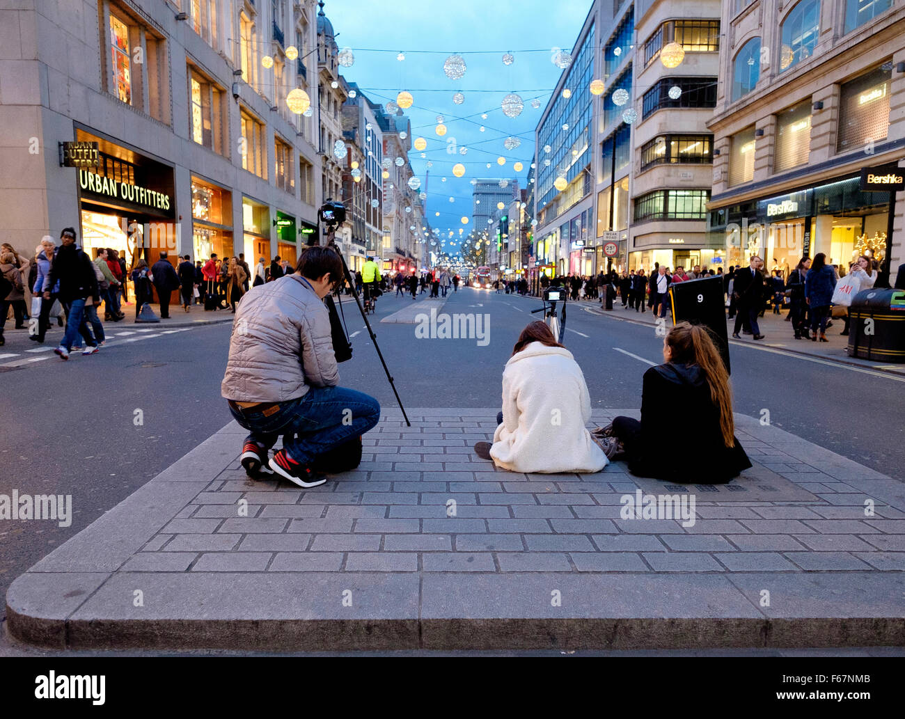 Oxford Street, London, 12. November 2015: Fotografen im Zentrum von Oxford Street, die mit Stativen Xmas Licht fotografieren Stockfoto