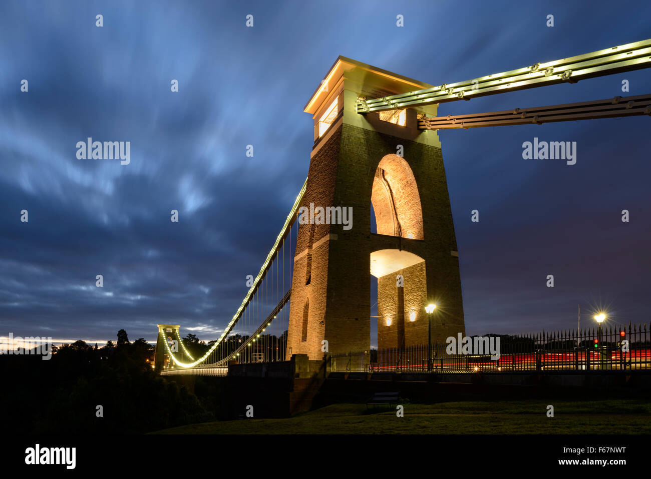 Clifton Suspension Bridge in Bristol, die nachts beleuchtet. Stockfoto
